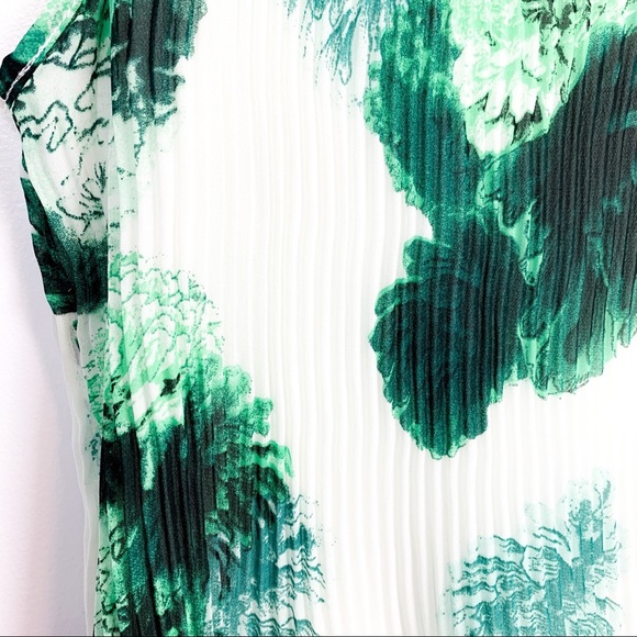 Cleo Asymmetrical Green Floral Blouse - Picture 7 of 12